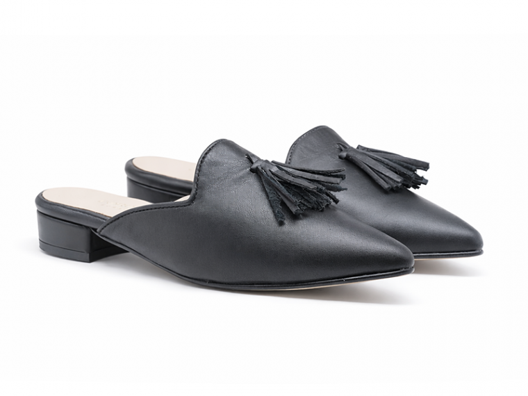 Black leather shoe with bow